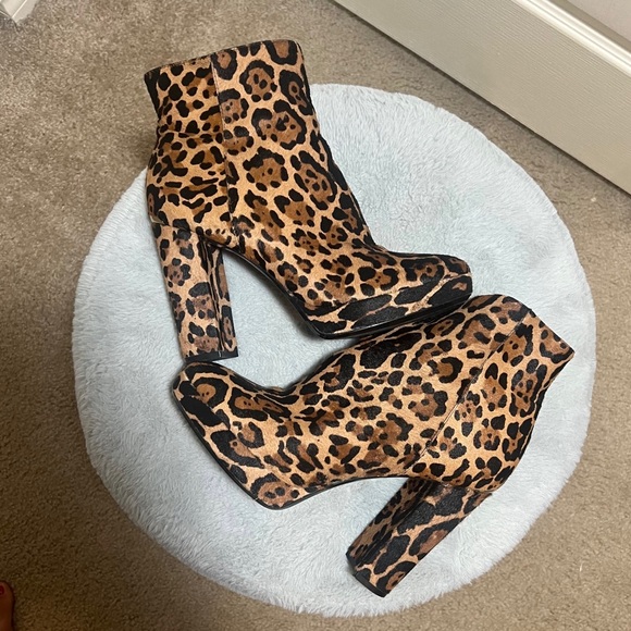 Calvin Klein Martha Leopard Haircalf Platform Booties Size 8 - Picture 3 of 7